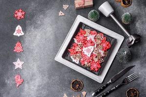 décorations de noël et pains d'épice sur une table en béton sombre. se préparer à la fête photo