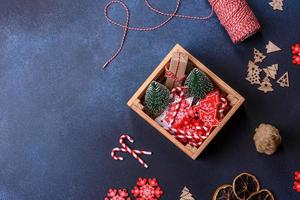 composition de noël faite de décoration de noël sur fond sombre. photo