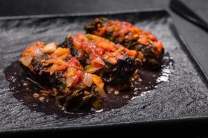 dolma, feuilles de vigne farcies avec du riz et de la viande sur fond sombre photo