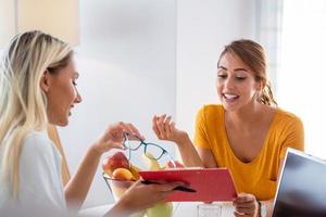 médecin nutritionniste, diététicienne et patiente en consultation au bureau. nutritionniste féminine donnant des consultations au patient. faire un plan de régime. photo