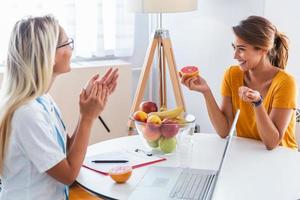 nutritionniste professionnel rencontrant un patient au bureau et des fruits sains avec un ruban à mesurer, une alimentation saine et un concept de régime photo