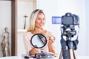 belle jeune blogueuse enregistrant une vidéo vlog avec maquillage cosmétique à la maison influenceur en ligne sur les médias sociaux concept.live streaming viral photo
