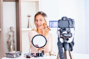 belle femme naturelle beauté professionnelle vlogger ou blogueur diffusion en direct tutoriel de maquillage cosmétique clip vidéo viral par caméra partage sur les réseaux sociaux photo