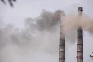 fumée des tuyaux de la centrale thermique. mise au point sélective.. photo