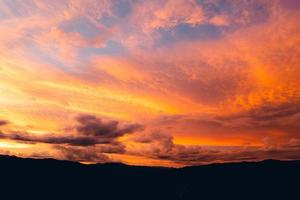 vue panoramique sur le ciel dramatique au coucher du soleil photo