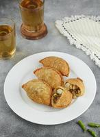 kue pastel, collation salée traditionnelle d'indonésie remplie de carottes, de pommes de terre et d'œufs, à manger avec du piment ou de la sauce. mise au point sélective photo