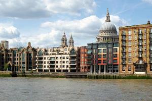 Londres, Royaume-Uni. vue vers la cathédrale st paul depuis la tamise photo