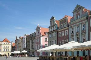 Poznan, Pologne, 2014. rangée de maisons multicolores à Poznan photo