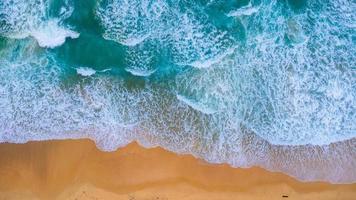 belles vagues de la mer et plage de sable blanc de l'île tropicale. vagues douces de l'océan bleu sur fond de plage de sable depuis la vue de dessus des drones. concept de détente et de voyage en vacances. photo