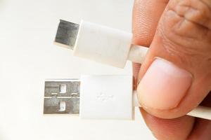 un plan macro sur le port usb sur fond blanc photo