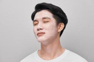 masque de soins de la peau pour hommes sur fond blanc photo