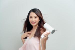 femme asiatique séchant ses cheveux photo