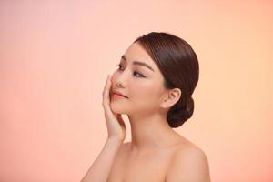 portrait de jeune femme asiatique. soins de la peau, soins de beauté et concept de spa. photo