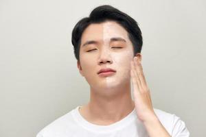 photo d'un homme avec un masque d'argile cosmétique sur son visage isolé sur fond blanc