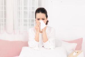 une femme souffrant de grippe au lit photo