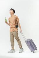 jeune homme asiatique voyageur solo avec passeport sac à dos et carte d'embarquement prêt à voler photo