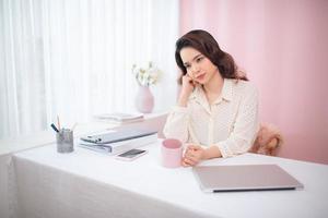 portrait d'une jeune femme d'affaires asiatique se sentant fatiguée à son bureau. photo