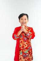 mignon garçon vietnamien s'habille pour accueillir le nouvel an lunaire photo