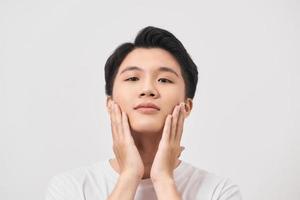 les hommes font face à des soins. homme touchant une peau lisse après le rasage photo