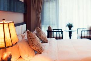 scène de nuit dans la chambre d'hôtel: lit frais préparé photo