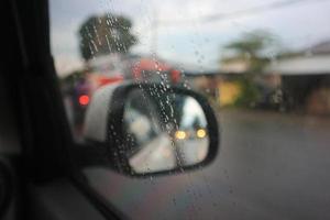 image floue d'une gouttes de pluie sur le pare-brise. photo