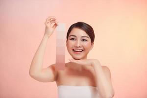 la femme prend l'échelle de couleur de la peau sur le fond beige photo