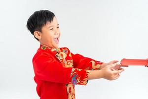 petit garçon vietnamien tenant des enveloppes rouges pour le tet. c'est le cadeau du nouvel an lunaire ou des vacances du tet sur fond isolé photo