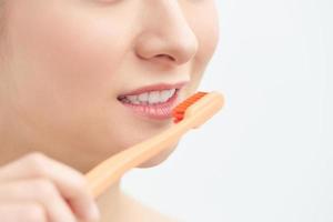 beau sourire de jeune femme. fond de santé dentaire. photo