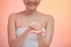 mains des femmes soins de la peau cosmétologie dermatologie relax spa procédures massage photo