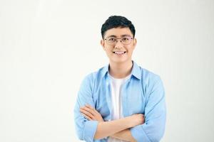 séduisant bel homme nerd positif souriant. gros plan portrait homme asiatique portant des lunettes isolé sur fond blanc. photo