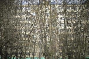 beaucoup d'arbres devant la maison. vue urbaine en russie. photo
