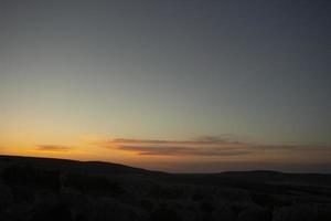 ciel au coucher du soleil. beau paysage en soirée. photo