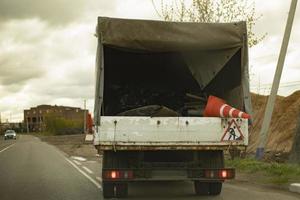 camion sur route. transport de marchandises. voiture sur autoroute. photo