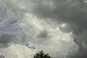 nuages de pluie dans le ciel. il va pleuvoir. nuages gris. photo