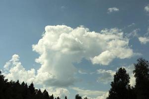 nuages d'été. paysage céleste. masses d'air. temps frais. photo