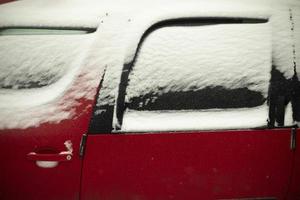 la voiture est garée en hiver. transport en cour. photo