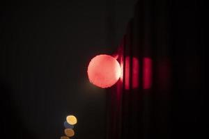 boule rouge sur le chantier de construction. lumière sur clôture. photo