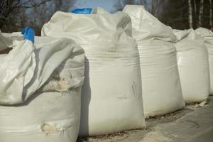 sacs de sable blanc. grands sacs de matériaux de construction. photo