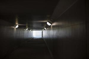 tunnel avec des lampes. long tunnel dans le bâtiment. photo