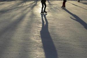 Patinage sur glace. glisser sur la glace. ombre d'homme sur patins. photo