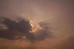 ciel avec la lumière du soleil qui brille à travers photo