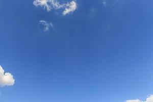 ciel bleu avec gros plan de nuage photo