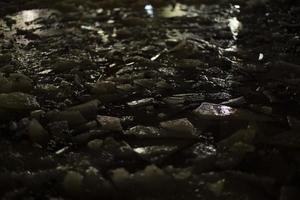 texture de glace dans l'obscurité. glace brisée. flaque d'eau la nuit. photo
