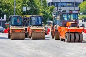 rouleaux routiers industriels alignés dans une rue de la ville par une journée ensoleillée. photo