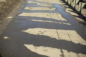flaque d'eau sur la route. l'eau sur l'asphalte. photo