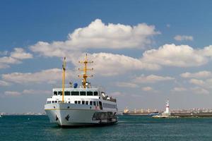 un ferry du bosphore, istanbul photo