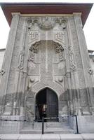 entrée du minaret ince medrese comme musée d'art de la pierre et du bois à konya, turkiye photo