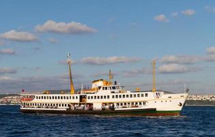 un ferry du bosphore, istanbul photo