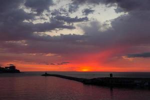 coucher de soleil sur le port de zonguldak photo