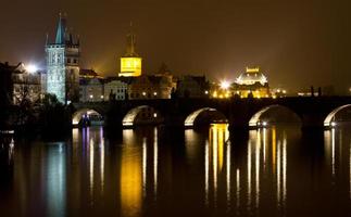 pont charles la nuit, prague, république tchèque photo